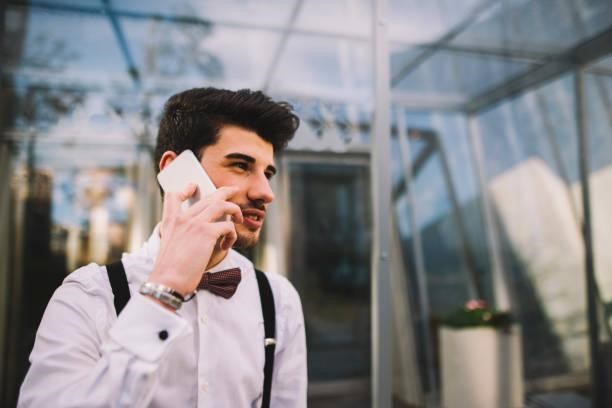 Hombre con telefono consejos anular tarjeta de credito